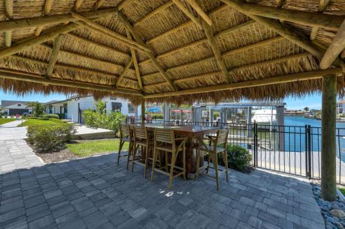 Connors House | Tiki Hut Hideaway - Cozy Poolside Escape, Walk to Beach