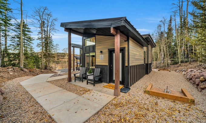 Steam Engine Meadows Cabin | Tiny Cabin Getaway #6 @Unplug Resort, Sauna, Full Kitchen