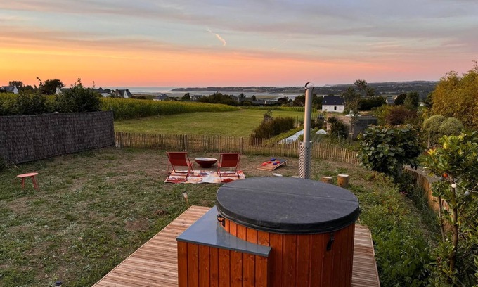 Langueux House | 'Tiny House 'bada' with Sea View, Nordic Bath, Private Terrace and Wi-Fi