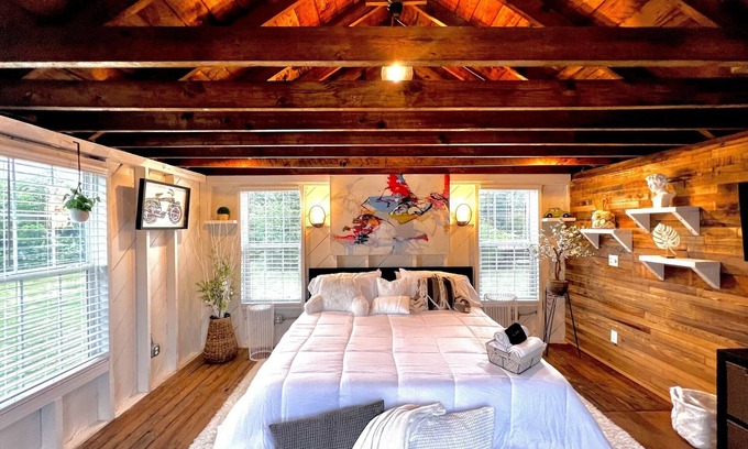 Cape Charles House | Tiny House Hideaway with King sized Bed