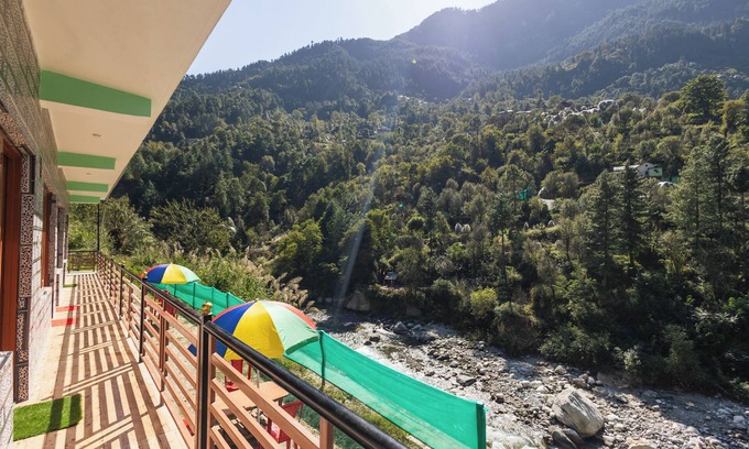 Banjar Hotel | Tirthan River Echoes