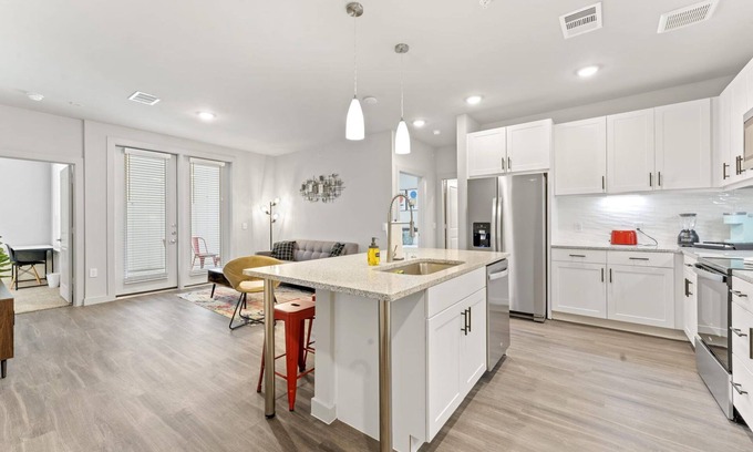 Windsor Park Apartment | Top Floor 2BR King Beds Suite 8 Min to Downtown