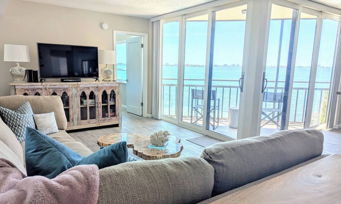 Isla del Sol Condo | Top Floor Condo with Stunning Bay Views Near St. Pete Beach & Fort DeSoto