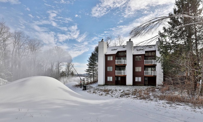 Ludlow Condo | Top-floor condo with fireplace, balcony, tennis, washer/dryer & WiFi