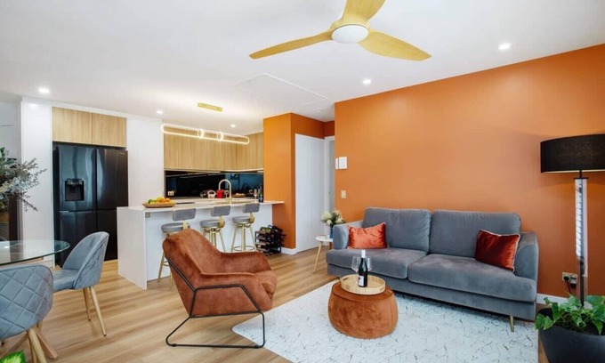 Burleigh Heads Apartment | Top Floor in Burleigh: Pool Parking Walk To Beach