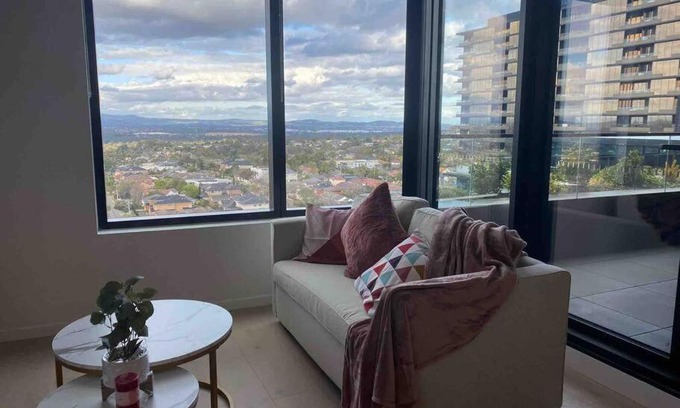 Glen Waverley Apartment | Top Floor Mountain View Luxury Rental Unit in SkyGarden Glen
