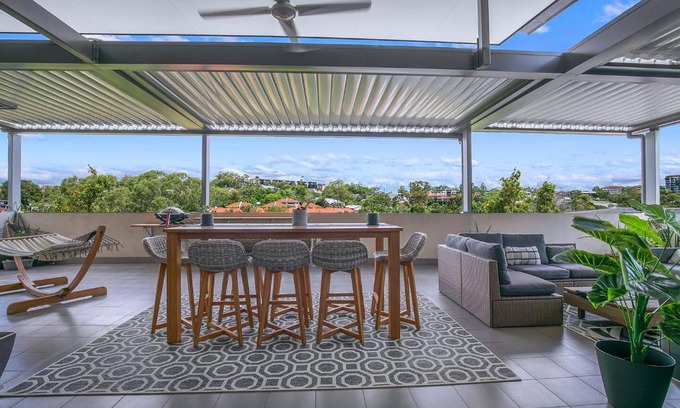 Taringa Apartment | Top of Taringa Penthouse with Sweeping Views