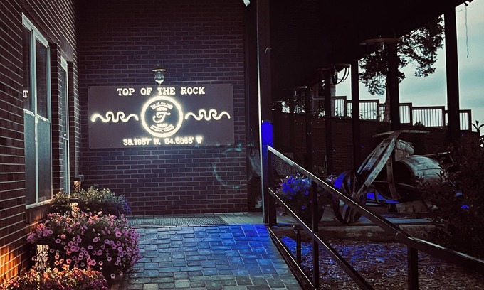 Frankfort Apartment | TOP OF THE ROCK Hot tub EV Charger Buffalo Trace Bourbon Trail