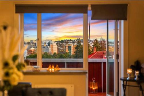 Gamle Oslo Apartment | Topsetasje-leil Helsfyr ink blk