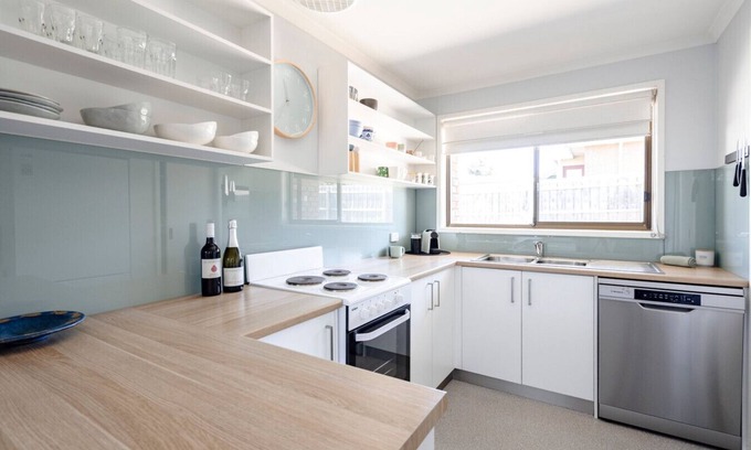 Torquay House | Torquay Treasure, close to the beach and shops