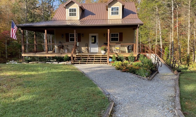 Linden Cabin | Touch of Heaven-entire cabin, family friendly, 3 levels, maximum of 8 guests.