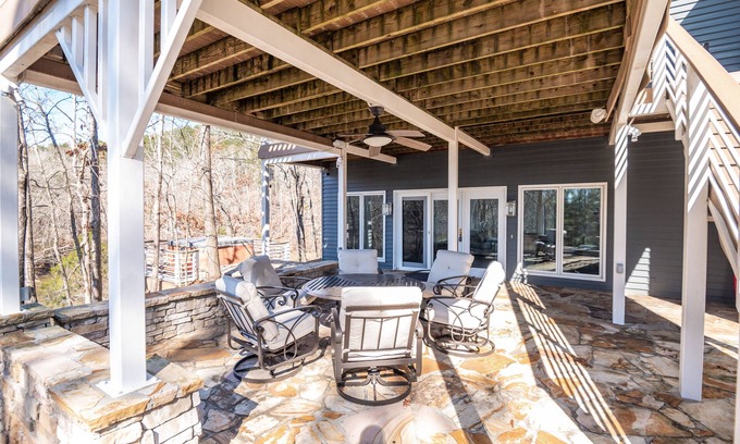 Jacksons' Gap House | Tower View: A Lakeside Haven