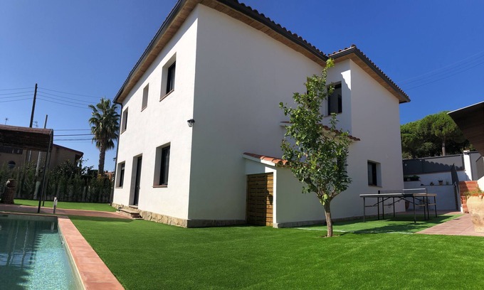 Caldes d'Estrac House | Town center house with private pool, wifi