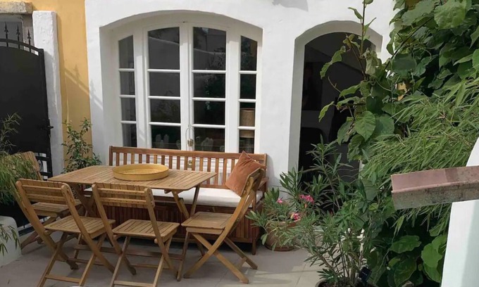 Montreuil House | Town house 15 minutes from Paris with courtyard and small pool