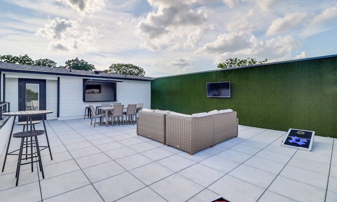 Central Arlington House | Townhome Near AT&T Stadium: Great for Game Day!
