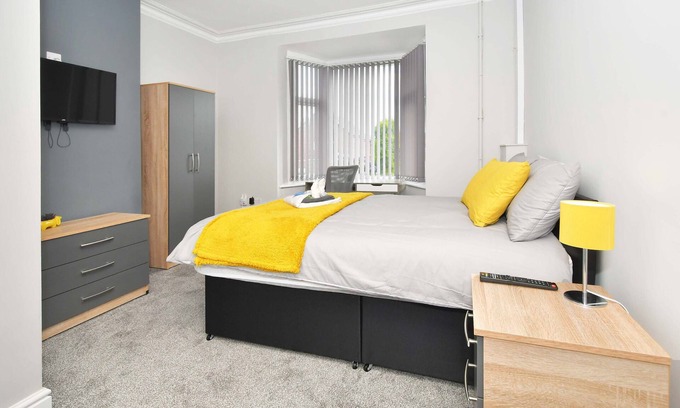 Stoke-on-Trent House | Townhouse @ Bucknall New Road Stoke - Superior Double Ensuite With TV