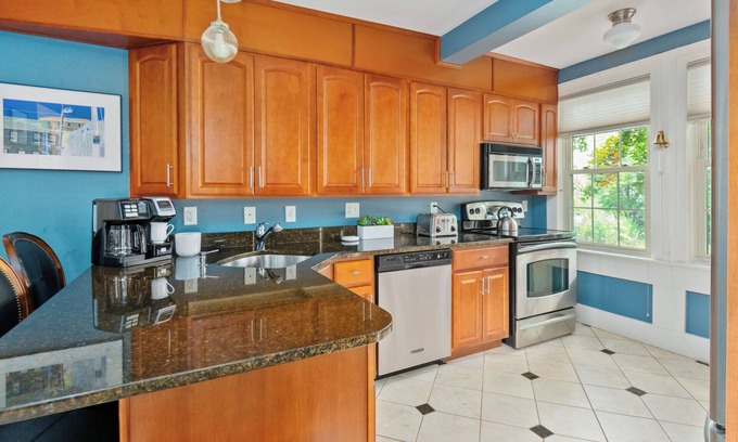 Salem Apartment | Townhouse style unit on Salem Common!
