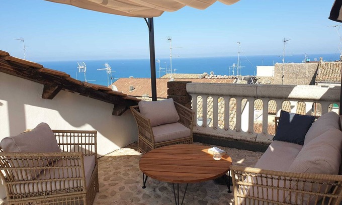Vasto House | Townhouse with roof terrace and sea view in lovely beachtown