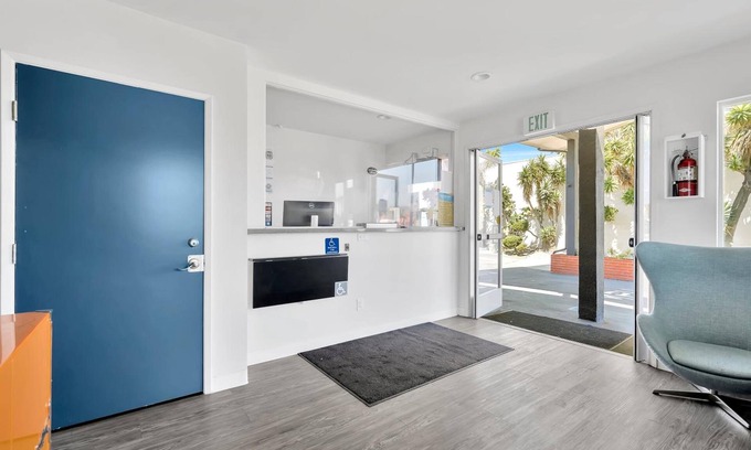 Harbor Hotel | Tradewinds Motel