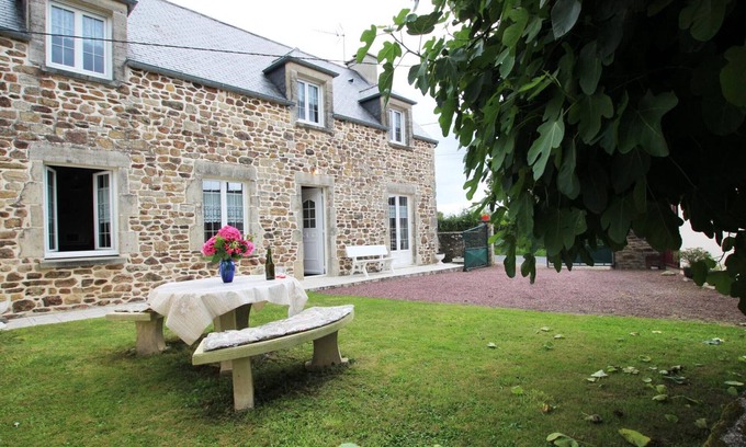Teurtheville-Bocage Cottage | Traditional stone house near D-Day beaches, pets allowed
