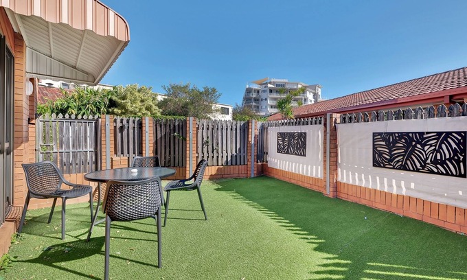 Redcliffe House | Tranquil 2-Bed Townhouse Close to Redcliffe Beach