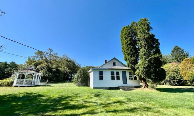 Little Compton House | Tranquil 3 BD, 2.5 BATH in Little Compton, RI close to the So. Shore Beach