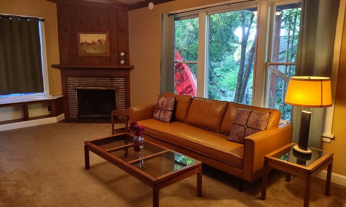 Buckman Neighborhood Apartment | Tranquil 3 bedroom apartment in Portland