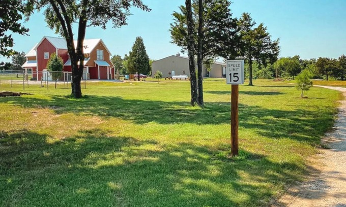 Vian House | Tranquil 3-bedroom barn right next to Lake Tenkiller in Vian with WiFi, AC