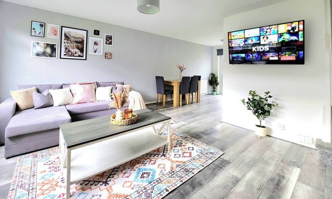 Newton Mearns House | Tranquil Hideaway with Quirky Flair