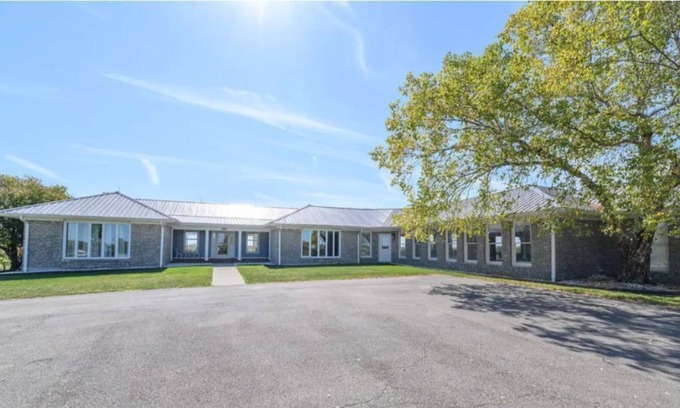 Lexington House | Tranquil house on horse farm with all amenities.