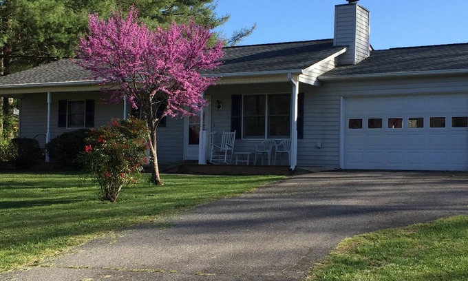 Candler House | Tranquil Mountain Cottage (Wheelchair Accessible)