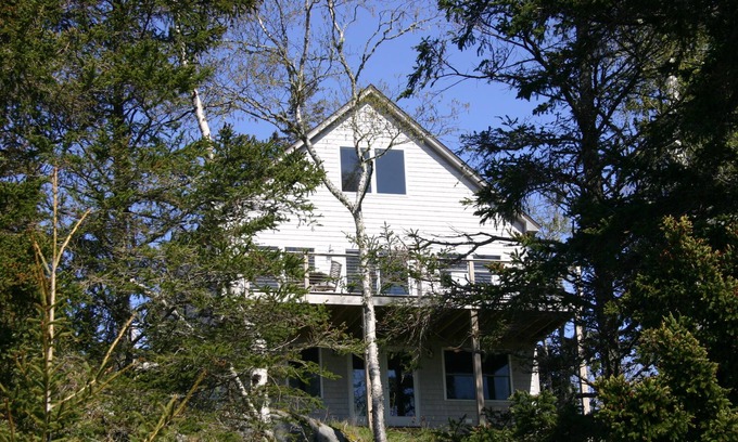 South Addison House | Tranquil oceanfront cottage on Wohoa Bay