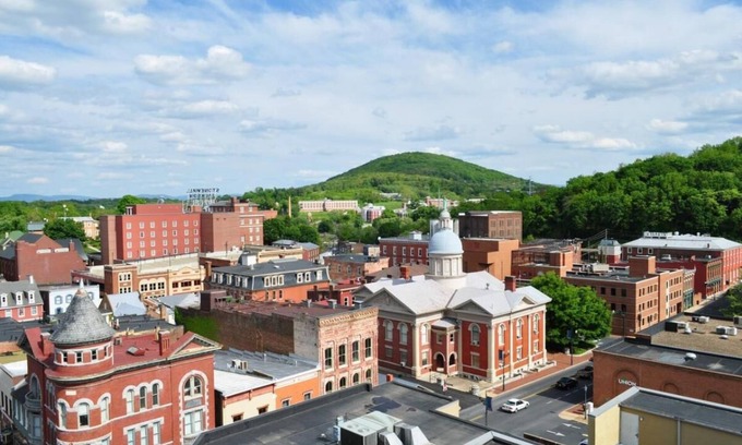 Staunton House | Tranquil Retreat Near Historic Downtown | Indoor Swimming Pool
