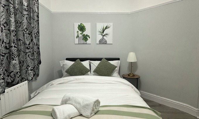 Goresbrook House | Tranquil Stays at 3 bedroom House in Dagenham