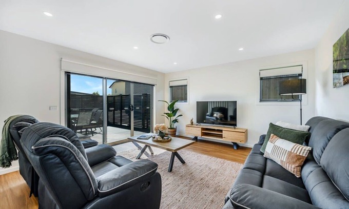 Warrane Villa | Tranquil Villa Two -2BR/2BA–10min to CBD-Airport.