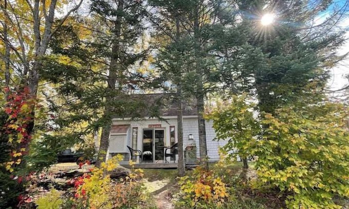 Whitefield House | Tranquil Waterfront Cottage on Private Pond