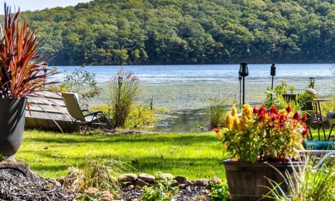 Monroe House | Tranquil Waterfront Retreat on Mombasha Lake