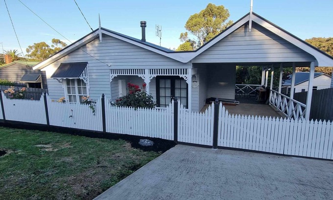 Hepburn Springs House | Tranquility Retreat, Cosy Old miners cottage est 1926, Peaceful & relaxing.