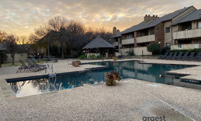 North Arlington Condo | Travel Nurse Heaven! WasherDryer |Pool| Sauna/Gym