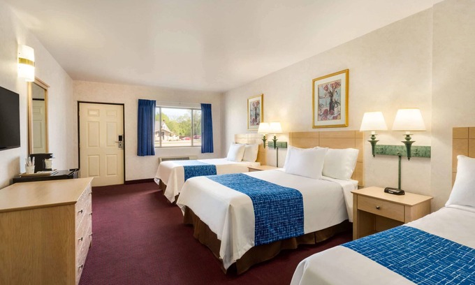 Niagara Falls Hotel | Travelodge by Wyndham Niagara Falls