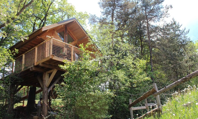 Saint-Paul-les-Monestier Cabin | Tree House-Private Bathroom-Mountain view-La Cabane des Cerfs