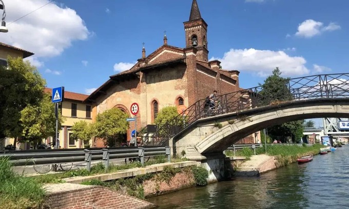 San Cristoforo Sul Naviglio Apartment | Tree House Along Canal Naviglio Grande