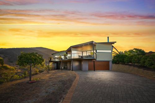 Rosetta House | Tree Top Views - Magnificent 4 Bedroom House - 3 Minutes to MONA