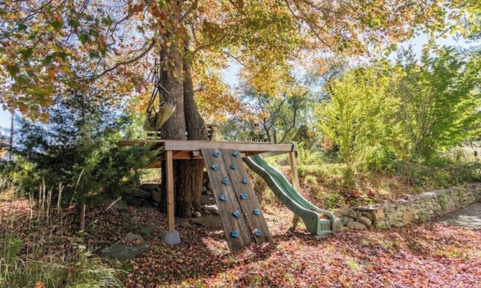 Narragansett Apartment | TreeFort, ZipLine, Kayaks, Beach6min drive, Vaulted Ceilings, ScreenPorch & Deck