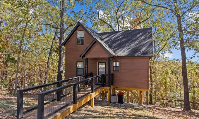 Beaver Shores Cabin | TreeHouse, Hot Tub, Wooded Views, Near Lake