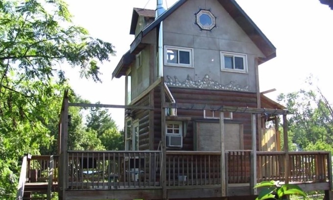Martha Jefferson Cabin | Treehouse in Charlottesville Downtown