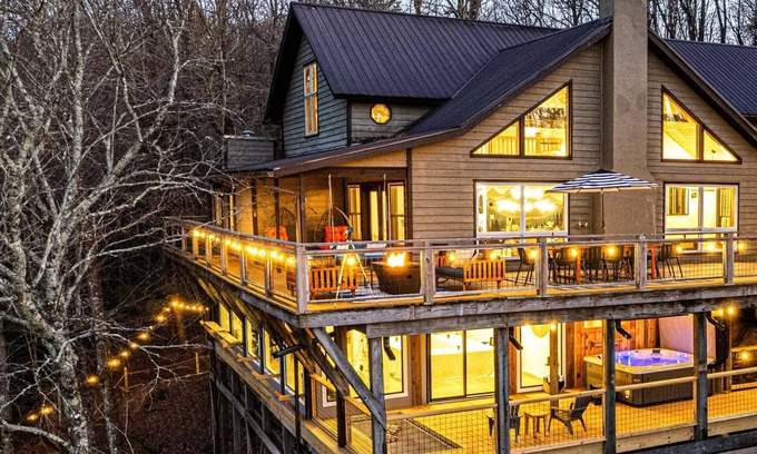 Brevard Cabin | Treetop Lakehouse: Pvt Lake/Sauna/HotTub/Games
