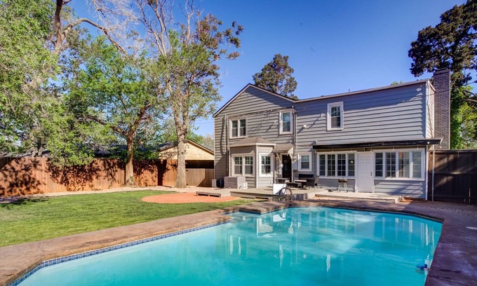 Heart of Lubbock House | Treetop Manor - 3BR/3BA - Sleeps 12