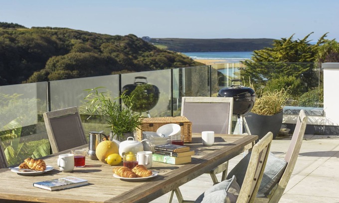 Newquay House | Treheyl, Pentire - house with hot tub and parking overlooking the Gannel Estuary