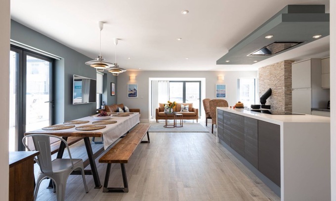 Rhosneigr House | Trem Y Don: Modern 5‑Bed Beachside Retreat Sleeping 10 in Rhosneigr | Managed by Anglesey Holiday Le